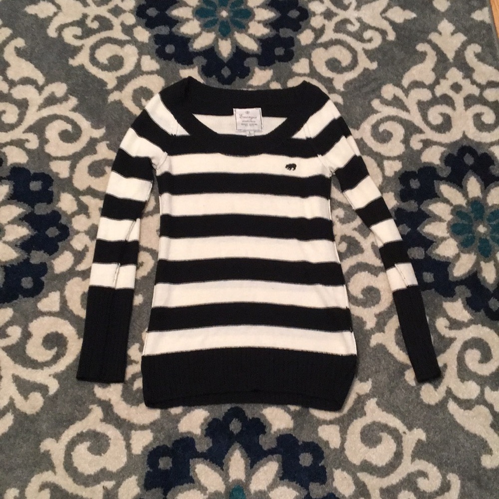 Black and white sweater  (DONATING 1/27/19)